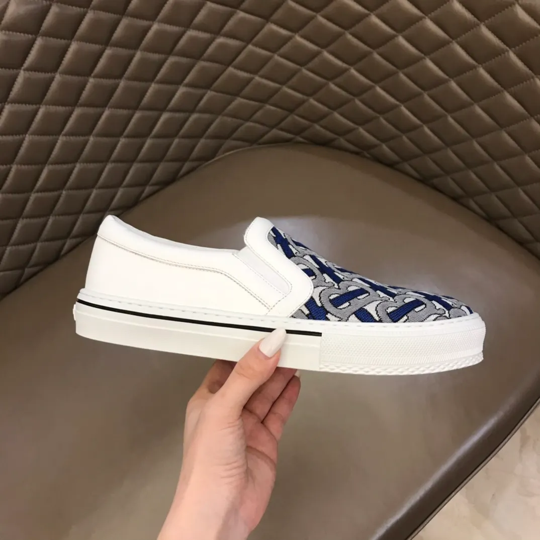 ◾️▫️P340. B's new spring and summer product, men's classic low-cut slip-on sneakers, are made of classic retro B's printed canvas material, spliced ​​with layered calfskin, and decorated with a new brand logo. First-layer cowhide lining, embossed Burberry logo on the heel, and original TPU outsole!   Size: 38-45